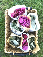 Load image into Gallery viewer, Custom Heart Wreath Confetti Large Bags | Confetti Favor - Wedding Confetti Favors - Confetti Toss for Wedding Send Off - One Dozen